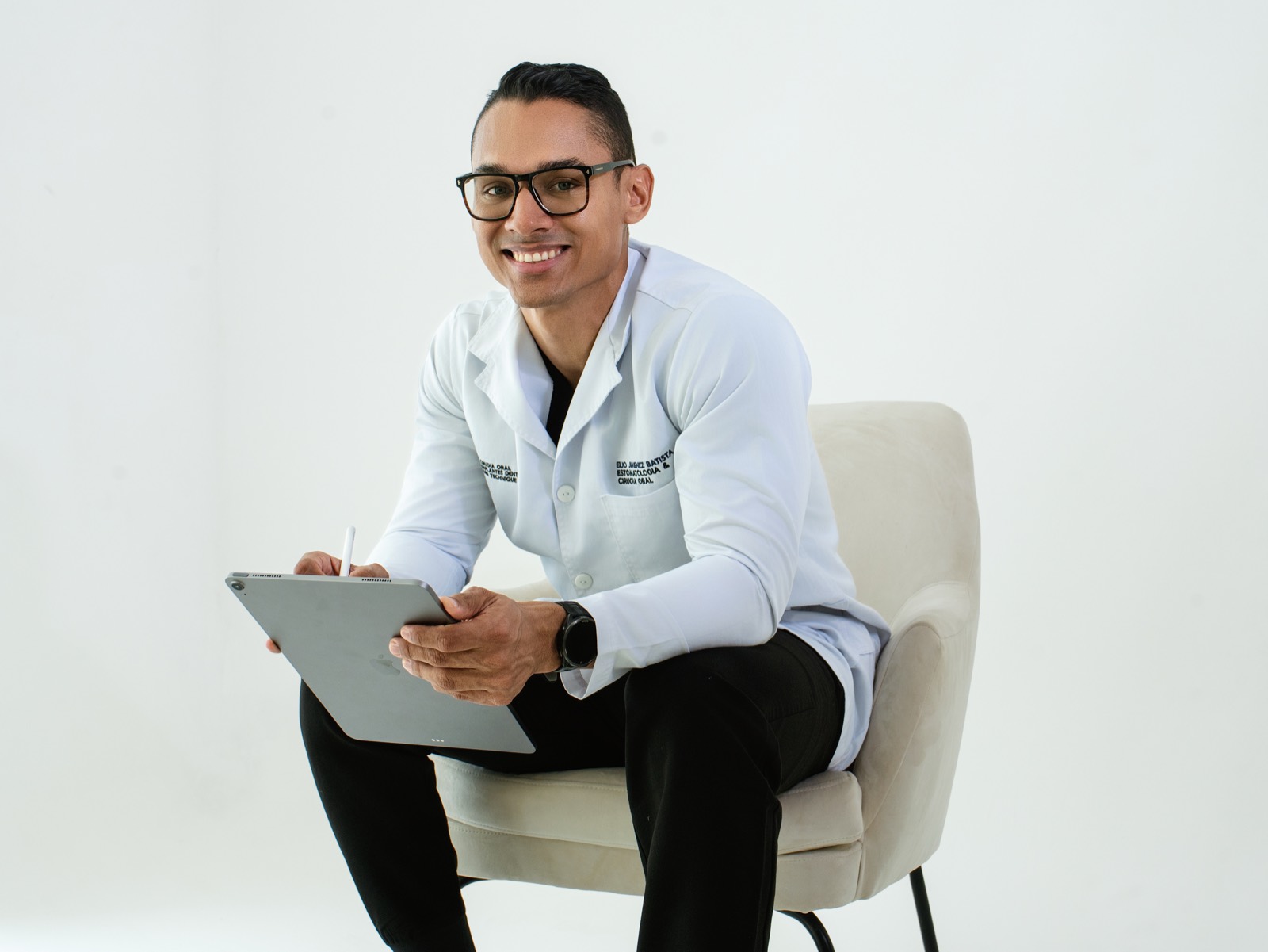 Dr. Elio Jiménez en consulta